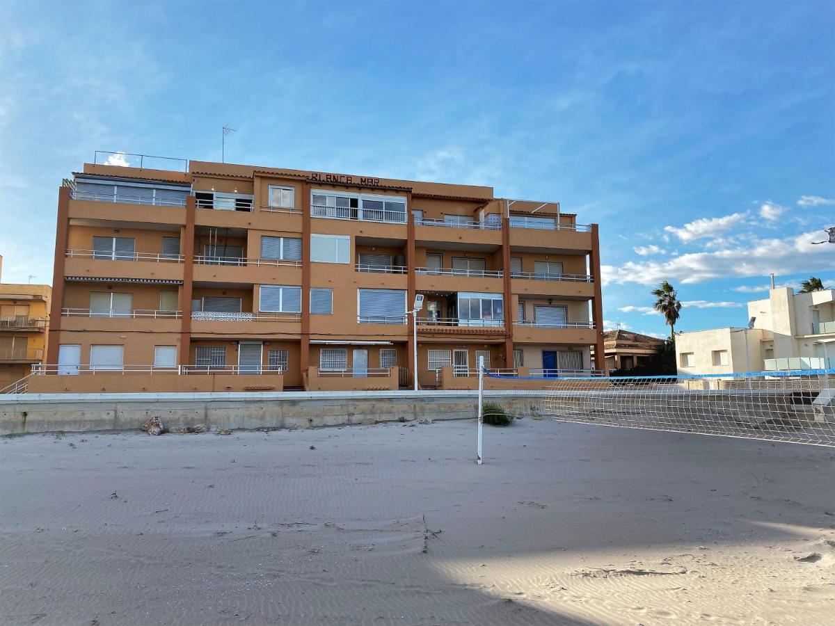 Beachfront Apartment With A Terrace Mareny Barraquetas Kültér fotó